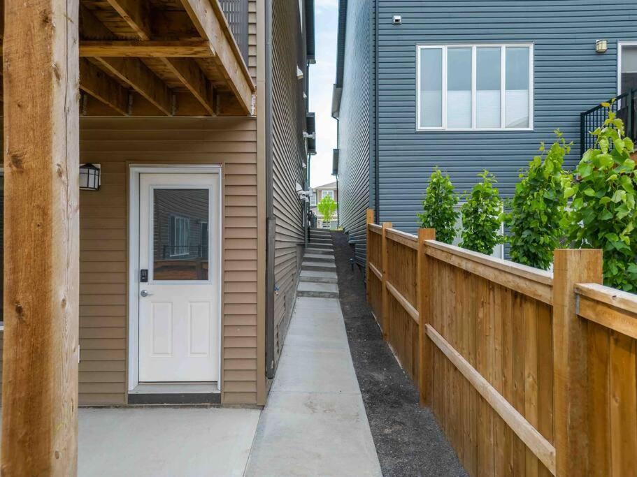Modern Basement Gem: 2 Bedroom Retreat YYC Exterior photo
