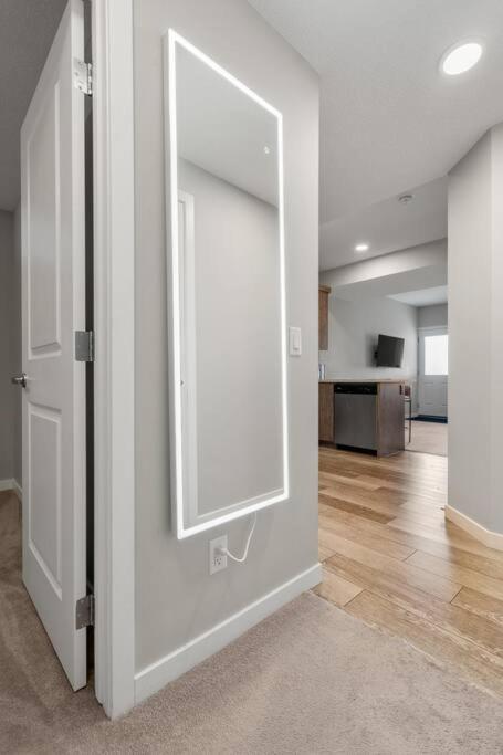 Modern Basement Gem: 2 Bedroom Retreat YYC Exterior photo