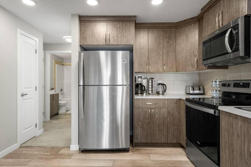 Modern Basement Gem: 2 Bedroom Retreat YYC Exterior photo