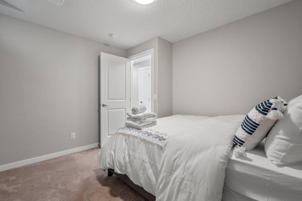 Modern Basement Gem: 2 Bedroom Retreat YYC Exterior photo